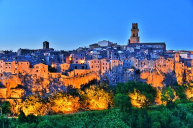 Pitigliano şehir Toskana, İtalya güneş battıktan sonra