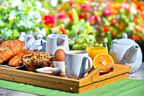 Café da manhã servido com café, suco, croissants e frutas — Fotografia de Stock