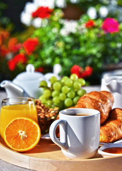 Petit déjeuner servi avec café, jus de fruits, croissants et fruits — Photo