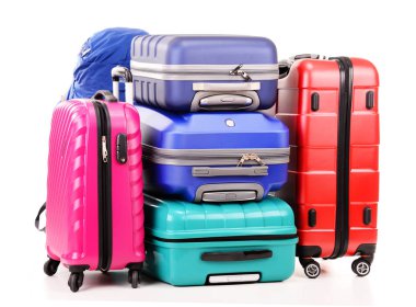 bavul ve üzerinde beyaz izole turistik arka çantalar