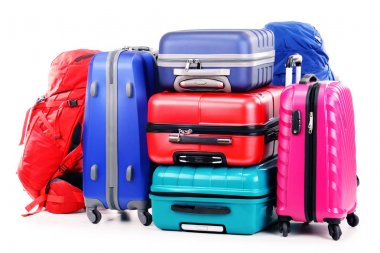 bavul ve üzerinde beyaz izole turistik arka çantalar