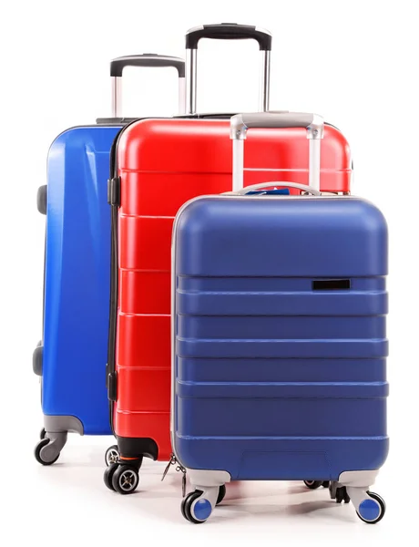 Pięciu walizki z tworzyw sztucznych na białym tle — Zdjęcie stockowe