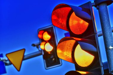 Gün batımından sonra gökyüzünde trafik ışıkları