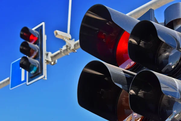 Mavi gökyüzünde trafik ışıkları — Stok fotoğraf