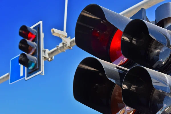 Verkeerslichten boven de blauwe hemel — Stockfoto