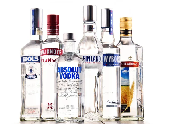 Composición con botellas de marcas globales de vodka — Foto de Stock