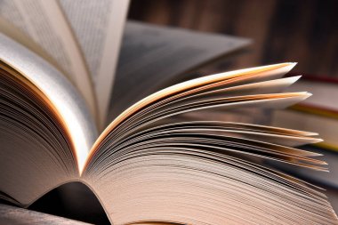 Masanın üzerinde açık bir kitapla kompozisyon