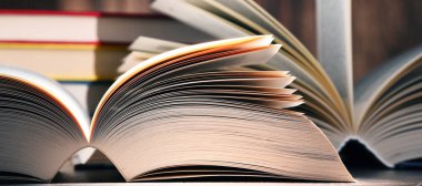 Masanın üzerinde açık bir kitapla kompozisyon