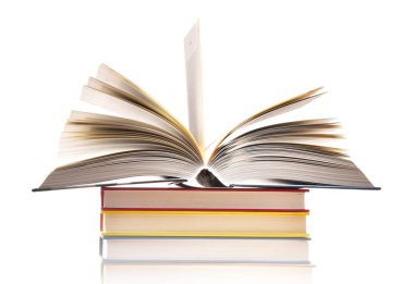 Beyaz üzerine izole kitap yığınıyla kompozisyon