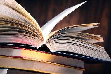 Masanın üzerinde kitaplar olan kompozisyon