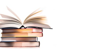 Beyaz üzerine izole kitap yığınıyla kompozisyon