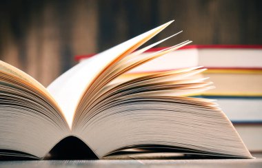 Masanın üzerinde açık bir kitapla kompozisyon