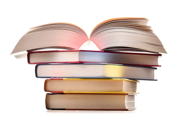 Composition avec pile de livres isolés sur blanc — Photo