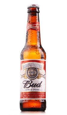 Bir Budweiser bira üzerinde beyaz izole
