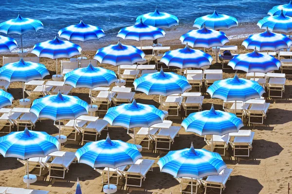 Spiaggia mediterranea durante la calda giornata estiva — Foto Stock