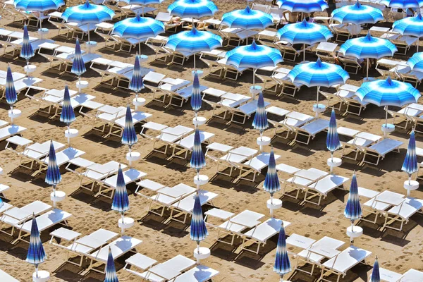Středozemní pláž během horkého letního dne — Stock fotografie
