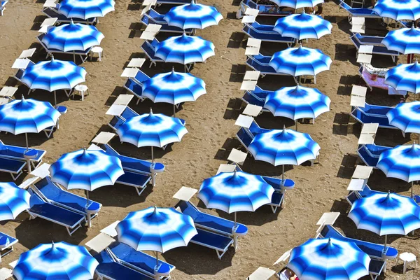 Praia mediterrânea durante o dia quente de verão — Fotografia de Stock