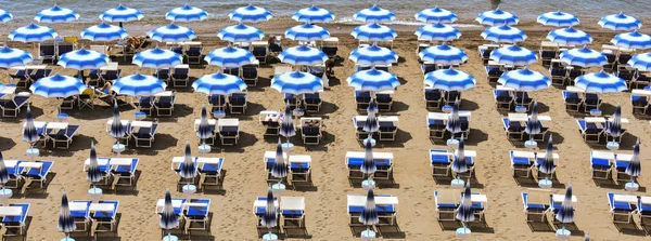 Praia mediterrânea durante o dia quente de verão — Fotografia de Stock