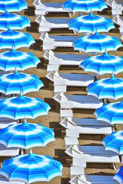 Mediterrán strand a forró nyári napon — Stock Fotó