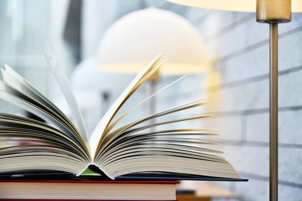 Livros deitados sobre a mesa na biblioteca pública — Fotografia de Stock