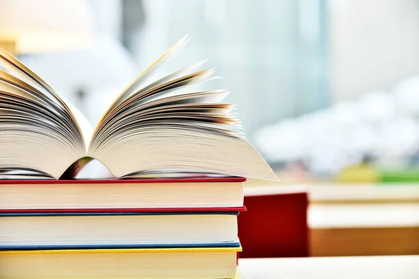 Livros deitados sobre a mesa na biblioteca pública — Fotografia de Stock