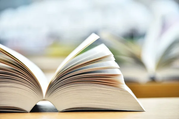 Libros sobre la mesa en la biblioteca pública —  Fotos de Stock