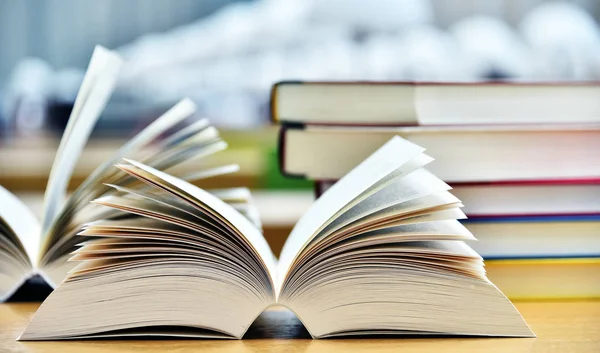 Libros sobre la mesa en la biblioteca pública — Foto de Stock