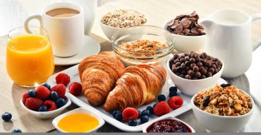 Kahve, meyve suyu, kruvasan ve meyve ile Kahvaltı