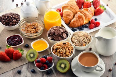 Kahve, meyve suyu, kruvasan ve meyve ile Kahvaltı