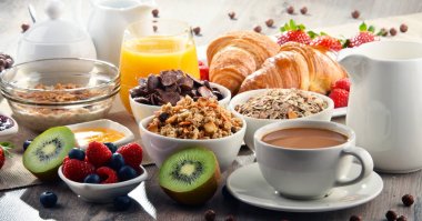 Kahve, meyve suyu, kruvasan ve meyve ile Kahvaltı