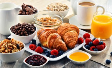 Kahve, meyve suyu, kruvasan ve meyve ile Kahvaltı