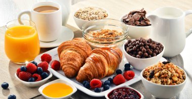 Kahve, meyve suyu, kruvasan ve meyve ile Kahvaltı