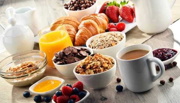 Desayuno servido con café, zumo, croissants y frutas — Foto de Stock