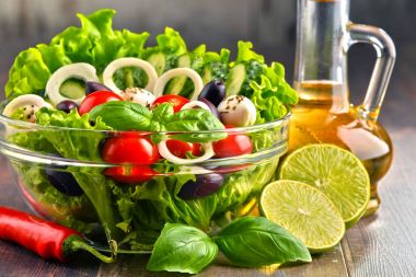 Sebze salatalı kompozisyon. Dengeli diyet