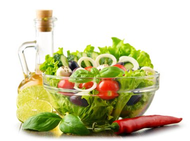 Sebze salatalı kompozisyon. Dengeli diyet