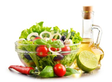 Sebze salatalı kompozisyon. Dengeli diyet