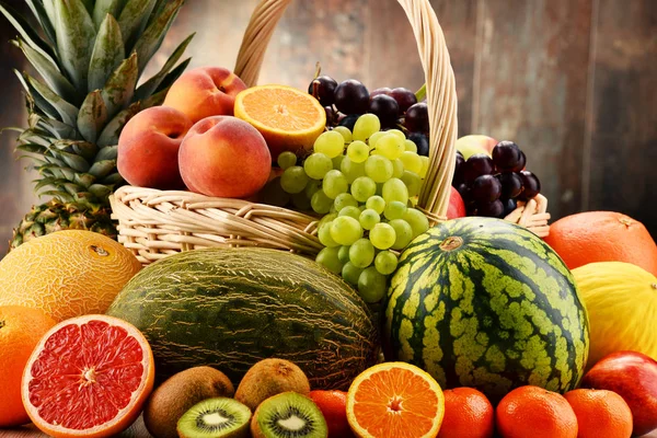 Состав с разнообразными фруктами — стоковое фото