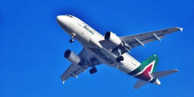 Uçak havaalanına yaklaşırken Alitalia