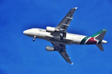 Uçak havaalanına yaklaşırken Alitalia