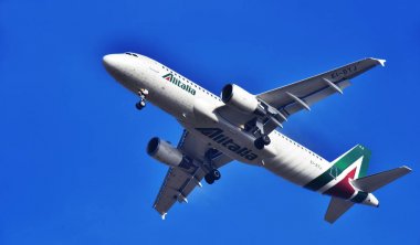 Uçak havaalanına yaklaşırken Alitalia
