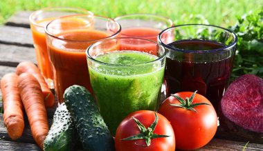 Gözlük ile taze organik bahçe suyu Detoks