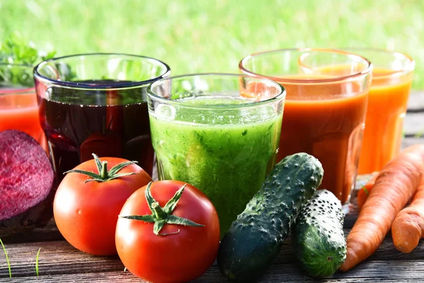 Gözlük ile taze organik bahçe suyu Detoks