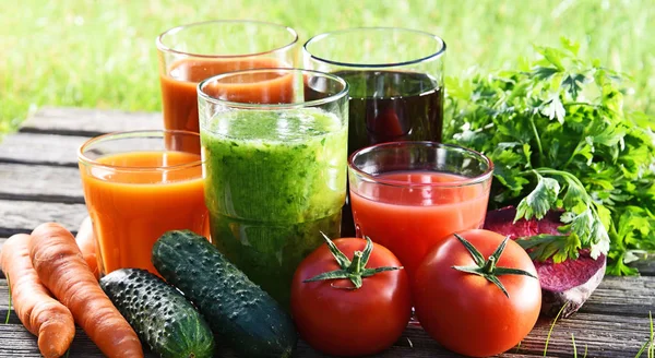 Gözlük ile taze organik bahçe suyu Detoks