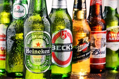 Çeşitli küresel bira markalarının şişe