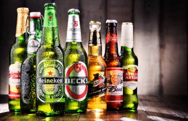 Çeşitli küresel bira markalarının şişe