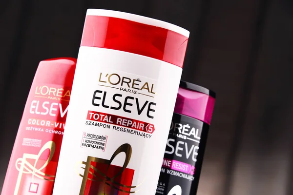 Composição com três recipientes de produtos L 'Oreal — Fotografia de Stock