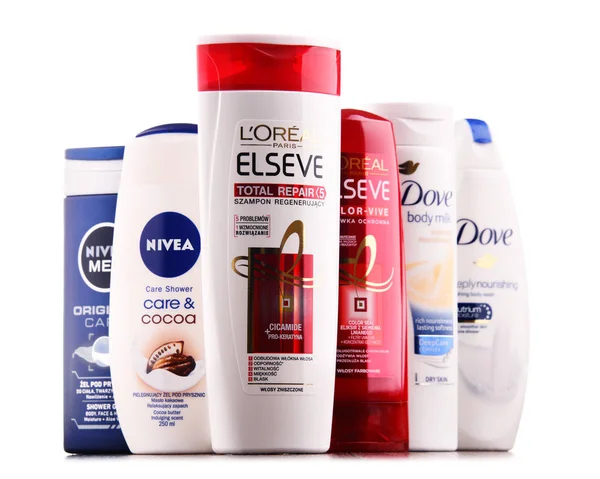 Zusammensetzung mit Behältern globaler Kosmetikmarken — Stockfoto