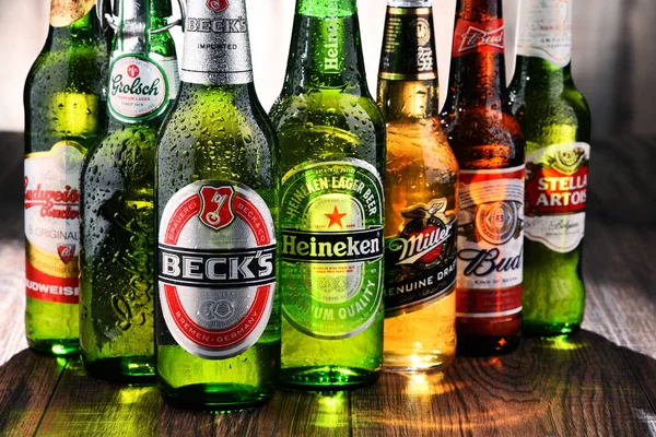 瓶的各种全球啤酒品牌 — 图库照片