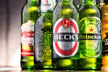 Çeşitli küresel bira markalarının şişe