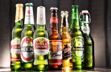 Çeşitli küresel bira markalarının şişe